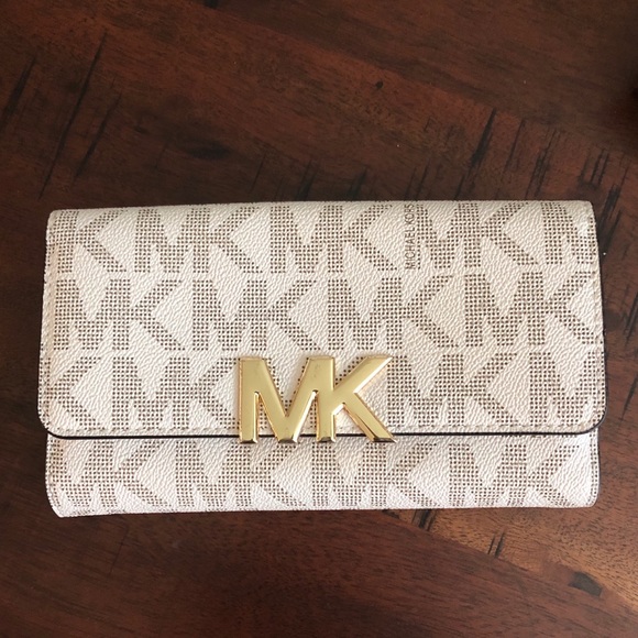 Michael Kors Handbags - NWOT Michael Kors wallet